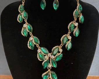 Joyería verde esmeralda, conjunto de collar y pendientes de cristal, joyería de lujo verde, regalo de cumpleaños para ella, joyería con piedra de nacimiento.