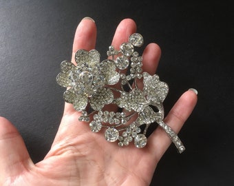 ANGEBOT – Blumenbrosche, Kristallbrosche, Brosche fürs Ballkleid, Schmuck für den Abschlussball, Jahrestagsgeschenk, romantischer Schmuck, elegante Brosche, zierliche Brosche