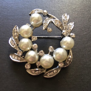 SALE - Romantic brooch, wedding brooch pin, crystal bridal brooch, rhinestone brooch, wedding jewelry, vintage wedding, pearl brooch
