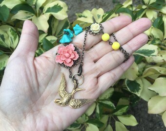 Romantic sparrow necklace, flowers necklace, antiqued necklace, bird necklace, gift for girlfriend, nature jewelry, birthday gift