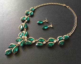 Emerald green wedding necklace, dainty crystal necklace, wedding necklace, green crystal wedding jewelry, bridal necklace, leaf necklace