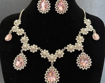 Collana con diamante rosa, regalo romantico per la moglie, set da sposa con cristalli rosa, collana con pietra portafortuna. Regalo di compleanno per lei, regalo di anniversario.