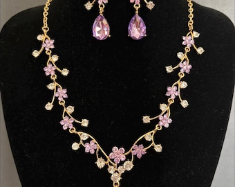 Lila brudsmyckeset med guldfärgade blommiga vinrankor, halsband och örhängen med brudtärna, lavendelfärgade kristaller i balstil med bröllopssmyckeset