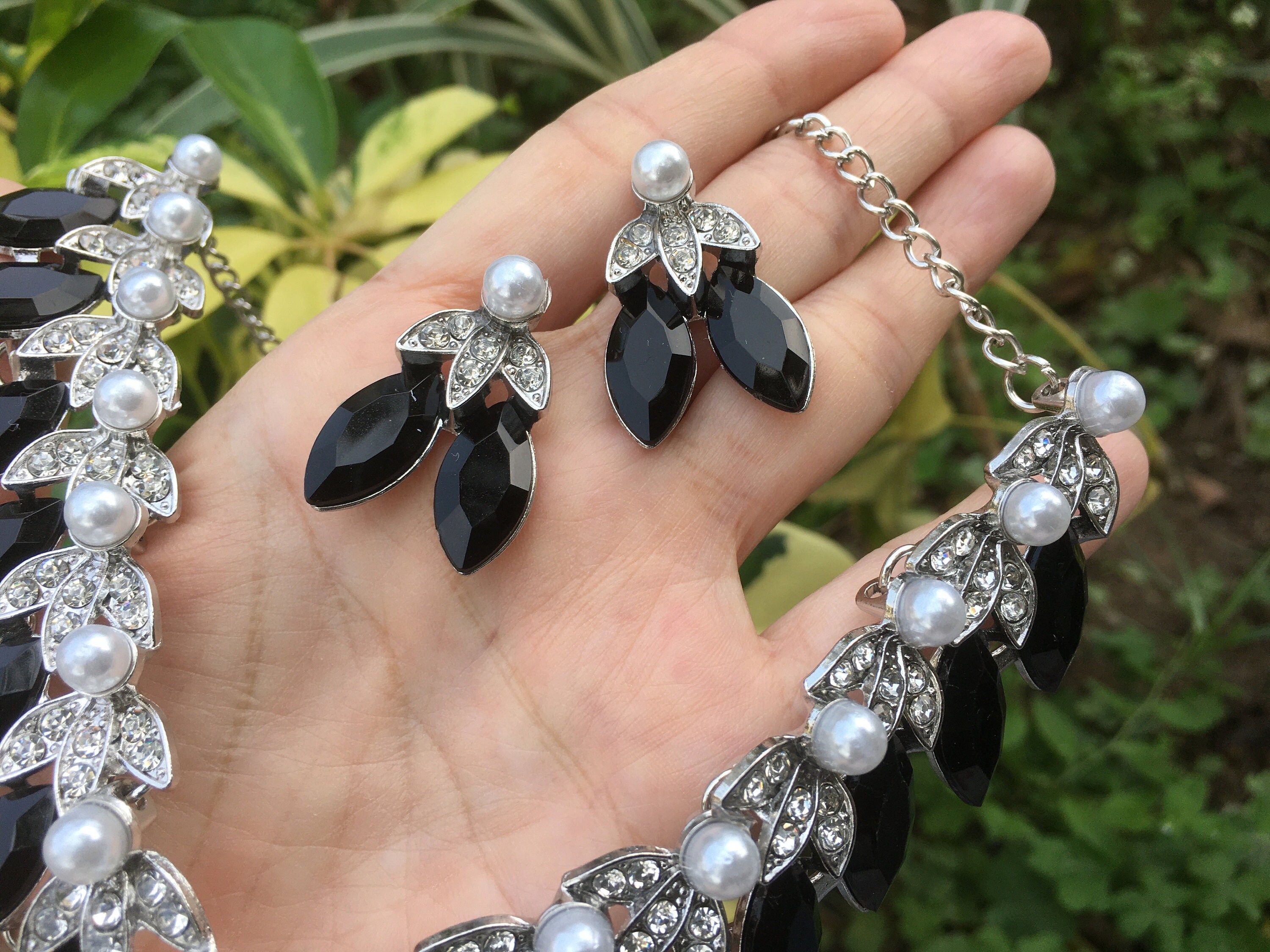 Collier Sautoir Bijoux Fantaisie Noir Doré 14 Cm – Lot Avec Boucles D'Oreilles