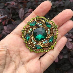 Flower brooch, vintage brooch, emerald jewellery, gift for wife, prom jewelry, evening dress brooch, statement jewellery, green crystal