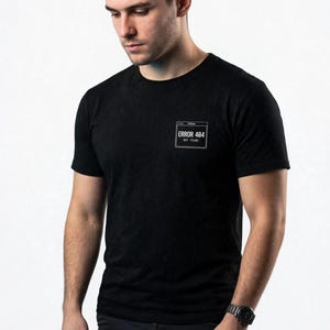 T-shirt met foutmelding 404 voor programmeurs | Retro terminalvensterontwerp (geverfd katoen)