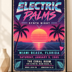 Puede incluir: Un póster enmarcado titulado Electric Palms Synth Night con una estética retro de los años 80, palmeras, una puesta de sol y un paisaje de cuadrícula. El texto incluye Miami Beach, Florida, Saturday, January 5, 1985, The Coral Room, 1180 Alton Rd, Miami Beach, FL, Doors 10:04 PM y Admission $1.21.