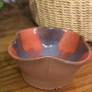 Mała misa ceramiczna, rdzawo-niebieska glazura, rzeźbiarski pojemnik ceramiczny, organiczny, nowoczesny wystrój