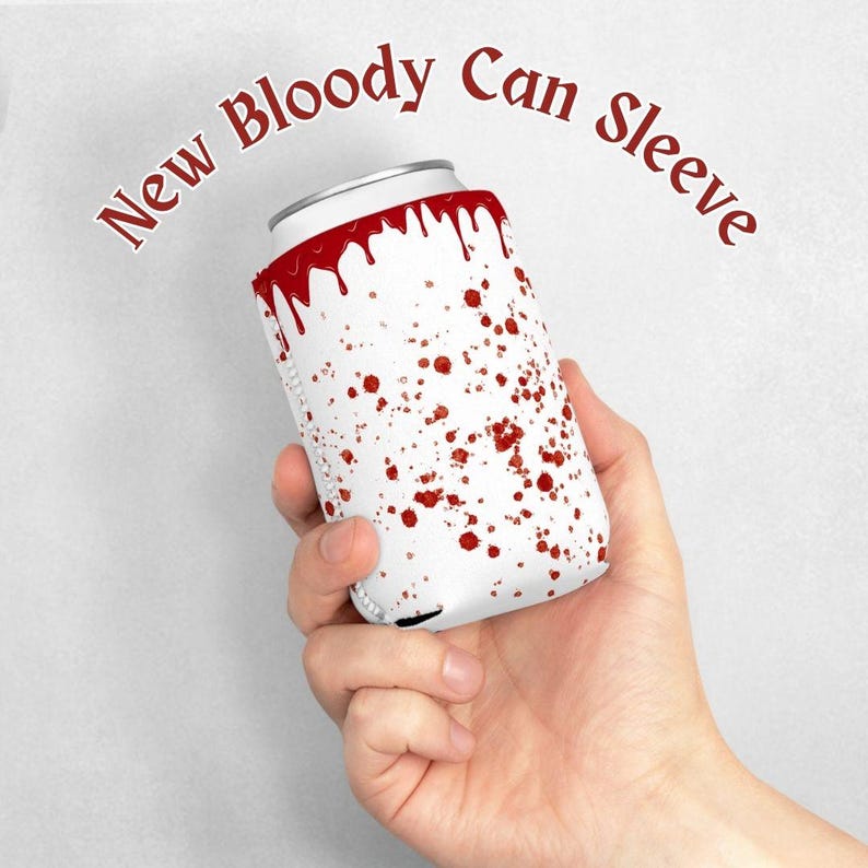 Op de afbeelding: Een witte blikkoelhouder met rood bloedspatten en een ontwerp van druppelen bloed. De tekst "New Bloody Can Sleeve" staat rond de bovenkant van de koelhouder.