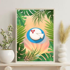 Könnte beinhalten: Gerahmter Kunstdruck mit einer stilisierten Illustration eines weißen Käserads mit einem herausgeschnittenen Stück auf einem blauen Teller. Das Kunstwerk ist vor einem Sonnenuntergangshintergrund und von grünen tropischen Blättern umgeben. Eine weiße Vase mit Blumen und eine dekorative Vase stehen auf einem Regal.