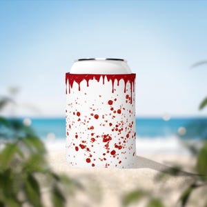 Op de afbeelding: Witte blikjeskoeler met rode druipende verf en rood splatterpatroon.