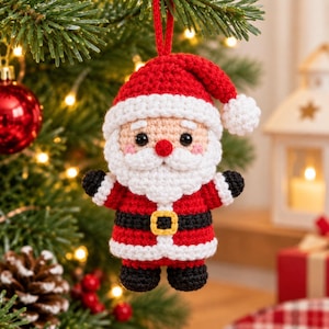 Könnte beinhalten: Ein gehäkelter Weihnachtsmann-Anhänger mit roter Mütze und weißem Bommel, weißem Bart, rotem Mantel mit schwarzem Gürtel und gelber Schnalle sowie schwarzen Stiefeln. Die Figur hat schwarze Augen, eine rote Nase und eine rote Aufhängeschlaufe.