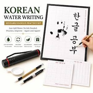 Könnte beinhalten: Ein koreanisches Wasser-Schreibset mit einem schwarz gerahmten Rasterbrett, zwei Kalligrafiepinseln, einer weißen Keramik-Wasserschale und einer schwarzen Aufbewahrungsröhre. Das Brett zeigt koreanische Schriftzeichen und einen Handabdruck.