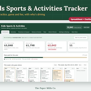 Op de afbeelding: Een digitaal Kids Sports & Activities Tracker dashboard-interface weergegeven op een scherm. De lay-out bevat een navigatiebalk, financiële overzichtskaarten met totalen, betaalde bedragen en verschuldigde kosten, plus een weekkalender.