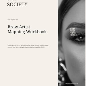 Op de afbeelding: Een Skin Society Brow Artist Mapping werkboek met een crèmekleurige kaft en zwarte tekst. De kaft bevat de titel, een ondertitel over consultatie en symmetrie, en een tijdelijke aanduiding met de tekst Drop Your Photo Here naast een zwart-witafbeelding van een oog.