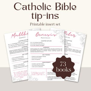 Puede incluir: Un conjunto de fichas imprimibles para Biblia católica con esquemas de capítulos, resúmenes y temas clave para libros como Mateo, Génesis y Pedro. Páginas con encabezados rosas, texto negro, motivos florales y sello marrón 73 books.