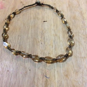 Collier de perles de verre jaune pâle