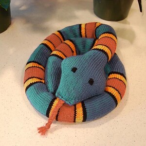 Schema PDF per realizzare un serpente a strisce all'uncinetto, serpente gigante di peluche amigurumi, lungo serpente di peluche, schema digitale per uncinetto, regalo per bambini