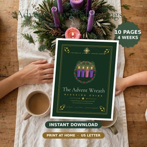 Peut inclure: Un livret rectangulaire vert foncé intitulé The Advent Wreath Blessing Guide avec une illustration centrale d'une couronne de l'Avent comportant trois bougies violettes et une bougie rose, entourée de lignes dorées et d'étoiles.