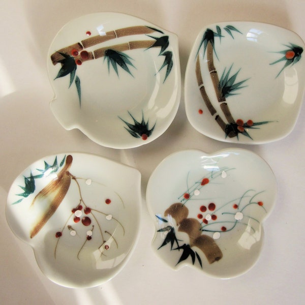 Quatre bols de petit Condiment gris léger, peintes à la main - du Japon - motifs intéressants - utile et utilisable