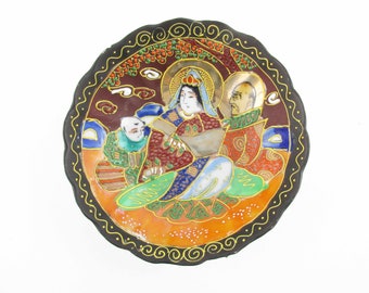 A 'Satsuma' Moriage Style Small Bowl - Three Figures - Earthenware Japanese 'Satsuma' Bowl - Multi-color - Moriage Style