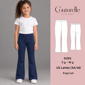 Op de afbeelding: Een naaipatroon voor een donkerblauwe broek met uitlopende pijpen van Couturelle Patterns. De afbeelding toont een wit t-shirt en een donkerblauwe broek, naast een technische lijntekening van de broek, met tekst voor maten 2y-16y en US Letter/A4/A0.