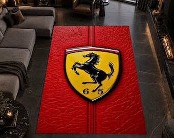 Peut inclure: Un tapis rectangulaire présentant une surface rouge texturée semblable à du cuir avec une bande verticale centrale et un grand écusson jaune. L'emblème affiche la silhouette d'un cheval cabré noir au-dessus des chiffres noirs 6 et 5.