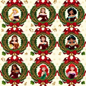Puede incluir: Un patrón repetitivo sobre un fondo crema que presenta a varias princesas de Disney, cada una enmarcada dentro de una corona navideña verde adornada con un gran lazo rojo y campanas doradas. Las princesas incluyen a Aurora, Bella, Jasmine y Ariel.
