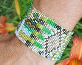 Grün vor Neid. Perlengewebtes Armband. Geschenk für Sie.