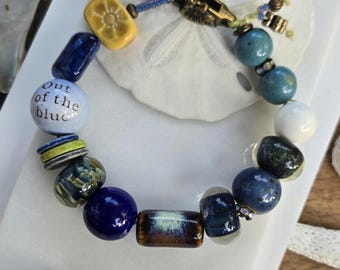 Aus dem Blauen Perlenarmband.  Handgefertigte Perlen.