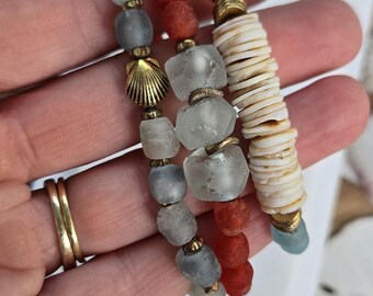 Kreuzfahrt Schmuck.  Stretch-Armbänder.  Muschel und Recyclingglas.