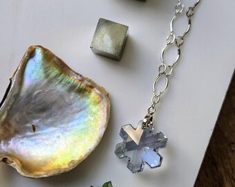 Schneeflocke Halskette.  Winterliche Kristallhalskette.  Swarovski Kristall Halskette.  Geschenk für sie.