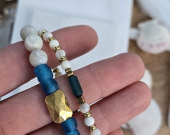 Kreuzfahrt Schmuck.  Stretch-Armbänder.  Muschel und Recyclingglas.  Weiß und Türkis.