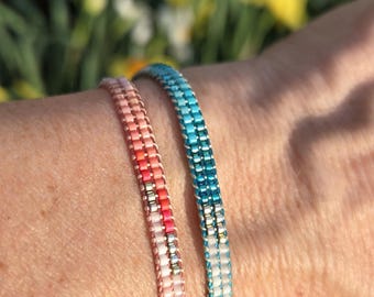 Dünnes Glasperlen-Webstuhl-Armband: Koralle oder Teal-Farbtöne.  Surfer Schmuck