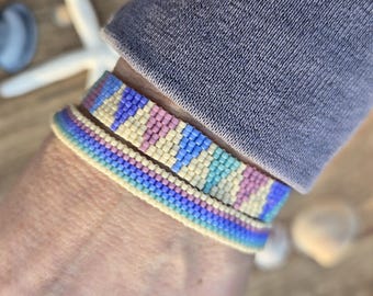 1980er Jahre Schmuck.  Peyote genähtes Armband.  Glasperlen Armband.    Dreieck und Retro Streifen Armbänder.  Stacking-Armbänder.