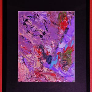 Puede incluir: Una pintura abstracta en un marco negro que presenta una mezcla vibrante de pinceladas moradas, rojas, verdes, azules y negras. La obra muestra una aplicación texturizada y superpuesta de colores con patrones arremolinados y trazos.