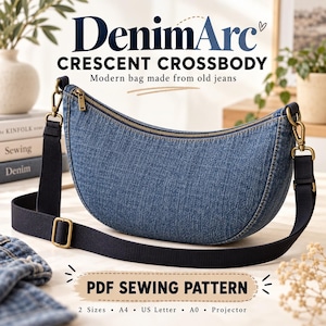 Peut inclure: Un sac bandoulière en jean en forme de croissant avec une sangle en tissu bleu foncé, des ferrures en laiton et une fermeture éclair. Le texte indique : DenimArc CRESCENT CROSSBODY Modern bag made from old jeans, et PDF SEWING PATTERN 2 Sizes A4 US Letter A0 Projector.