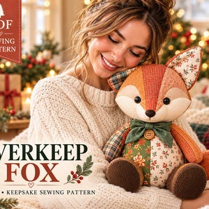 Könnte beinhalten: Ein PDF-Schnittmuster für ein Everkeep-Fuchs-Stofftier. Der Fuchs besteht aus verschiedenen Stoffstücken in Orange, Grün und Blumenmustern und verfügt über eine dunkelgrüne Fliege, einen Holzknopf und einen buschigen Schwanz mit weißer Spitze.