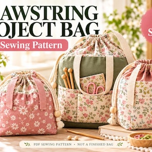 Pode incluir: Três bolsas de projeto com cordão em três tamanhos, com estampas florais em rosa, creme e verde-oliva. As bolsas têm alças de tecido, fechos de cordão com contas de madeira e bolsos externos. Texto: DRAWSTRING PROJECT BAG, PDF Sewing Pattern, 3 SIZES, PDF SEWING PATTERN - NOT A FINISHED BAG.
