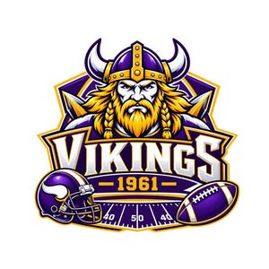 Könnte beinhalten: Ein grafisches Logo mit einem Wikingerkrieger mit gelbem Bart und violettem Helm mit Hörnern. Der Text VIKINGS 1961 ist über einer Grafik eines Footballfeldes zentriert, flankiert von einem violetten Footballhelm und einem Football.