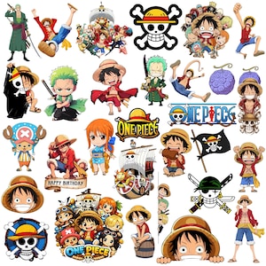 Può includere: Una collezione di adesivi anime di One Piece con vari personaggi tra cui Luffy, Zoro, Nami e Chopper, insieme al logo di One Piece, bandiere pirata, la nave Thousand Sunny e frutti del diavolo in colori vivaci e stili da cartone animato.