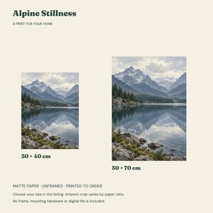 Puede incluir: Dos l&aacute;minas de arte verticales tituladas Alpine Stillness que muestran un paisaje de lago de monta&ntilde;a con picos nevados, pinos y orillas rocosas. Las l&aacute;minas est&aacute;n etiquetadas con dimensiones de 30 x 40 cm y 50 x 70 cm sobre fondo crema.