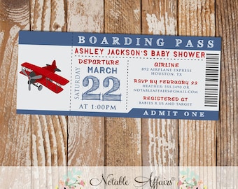Puede incluir: Una invitación de baby shower de avión azul y blanco con un gráfico de avión rojo. La invitación dice "Boarding Pass" e incluye la fecha "March 22" y la hora "1:00 PM".