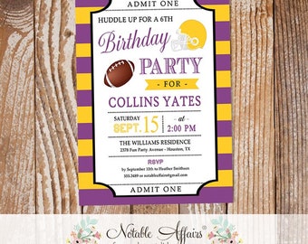 Puede incluir: Invitación de fiesta de cumpleaños morada y amarilla con temática de fútbol americano. La invitación incluye el texto "Huddle Up for a 6th Birthday Party for Collins Yates". La fecha es el 15 de septiembre a las 2:00 PM.
