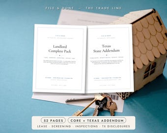 Könnte beinhalten: Zwei weiße Dokumentenseiten mit den Titeln Landlord Complete Pack und Texas State Addendum, mit schwarzem Text, platziert neben einem kleinen Holzhausmodell und einem Satz Metallschlüssel auf einer blauen Oberfläche. Der untere Text lautet 52 Pages.