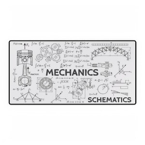Könnte beinhalten: Eine rechteckige Schreibtischunterlage mit weißem Hintergrund und schwarz aufgedruckten technischen Diagrammen, darunter ein Kolben, Zahnräder und verschiedene physikalische Gleichungen. Der Text MECHANICS SCHEMATICS ist in fetten schwarzen Großbuchstaben gedruckt.