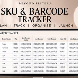 Könnte beinhalten: Eine digitale SKU- und Barcode-Tracker-Vorlage für Google Sheets auf einem Laptop-Bildschirm. Die Tabelle enthält Spalten für Produktname, Variante, SKU, Einheits-, Innen- und Außen-Barcodes, Tester-Details und Statusanzeigen.