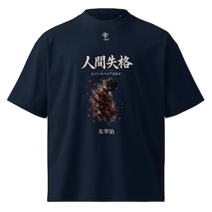 Könnte beinhalten: Ein dunkelblaues Kurzarm-T-Shirt mit weißem japanischem Text oben und unten. Die Grafik in der Mitte zeigt eine dunkle, schattenhafte Figur, die von verstreuten roten Blütenblättern und rauchartigen Texturen im Brustbereich umgeben ist.