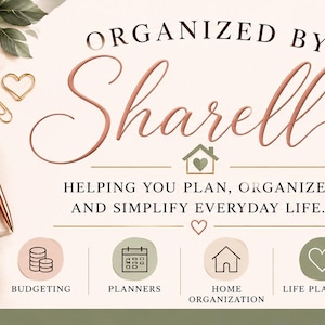 Puede incluir: Una agenda de espiral verde salvia con el texto Plan Organize Simplify Succeed, una vela, una taza de café y libros. El texto dice ORGANIZED BY Sharell, HELPING YOU PLAN, ORGANIZE, AND SIMPLIFY EVERYDAY LIFE, con iconos para presupuestos, agendas, organización del hogar, planificación de vida y más.