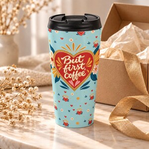 Men först kaffe resemugg | hjärtmönster med blommönster, blå bakgrund